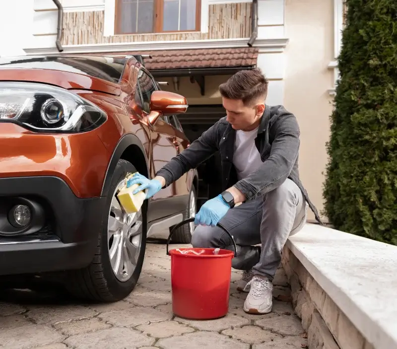 Lavage auto à domicile Saint-Fraimbault-de-Prières : professionnel intervenant sur un véhicule